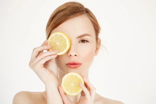 Dùng serum Vitamin C có bắt nắng không?