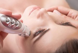 Xoá nếp nhăn ở mắt với phương pháp laser